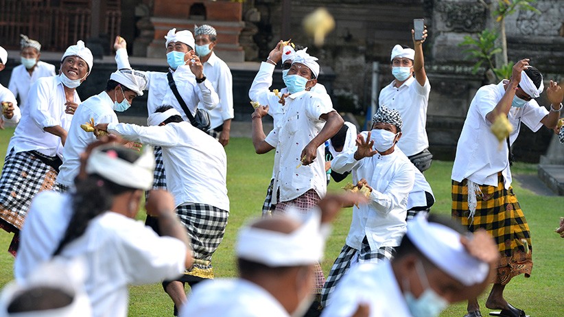 Serunya Tradisi Perang Ketupat di Bali - Bagian 1
