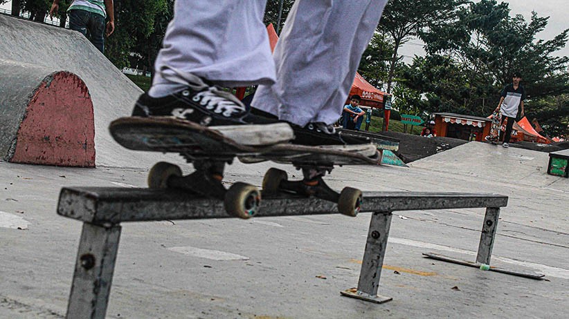 Bermain Skateboard di Taman Kalijodo - Bagian 3
