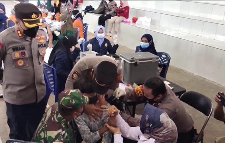 Menangis saat Akan Disuntik Vaksin, Pelajar di Blora Ini Dipegangi Kapolres dan Dandim