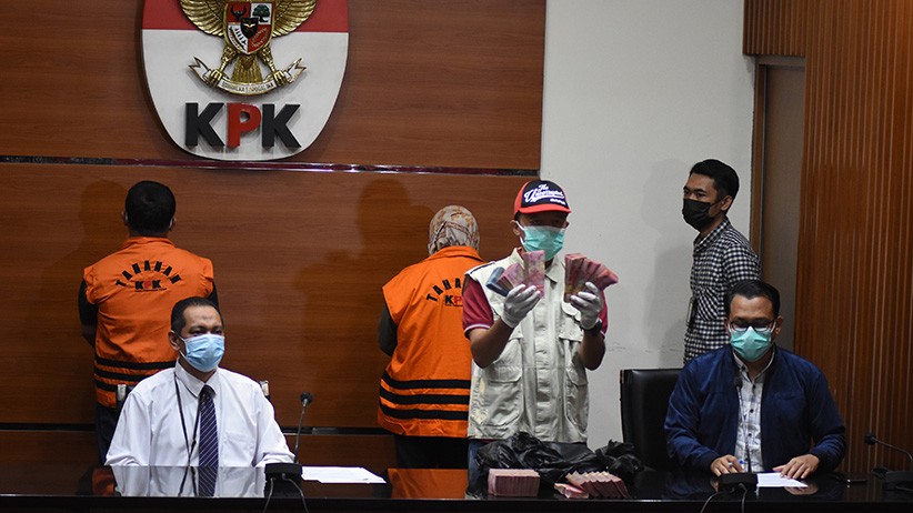 Bupati Kolaka Timur Ditahan KPK, Barang Bukti Uang Ratusan Juta Disita - Bagian 3