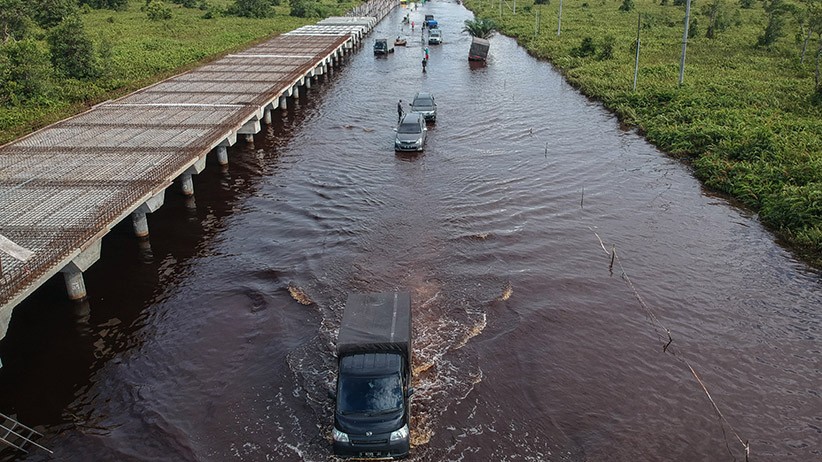 Jalan Trans Kalimantan Sepanjang 2,5 Km Banjir, Perahu Jadi Alat Transportasi - Bagian 4