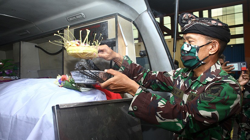 Jenazah Prajurit TNI Gugur Diserang Teroris Dibawa ke Kalimantan Barat - Bagian 2