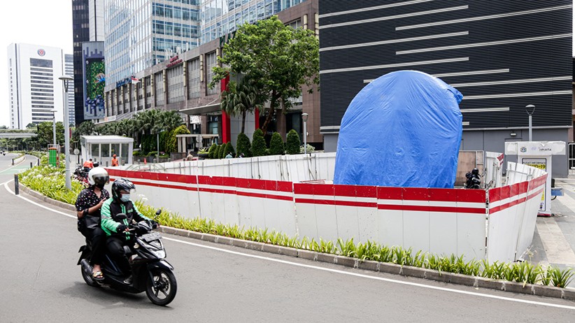 Penampakan Tugu Sepeda Ditutup Terpal Biru - Bagian 3