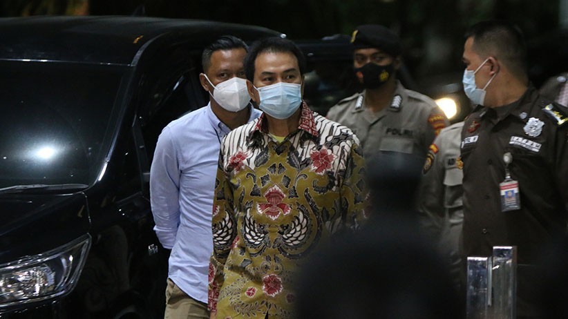 Foto-Foto Azis Syamsuddin Dijemput Paksa KPK - Bagian 1