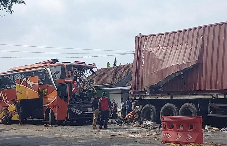 Polisi Buru Pengemudi Truk Kontainer yang Kabur Usai Kecelakaan dengan Bus di Kulonprogo