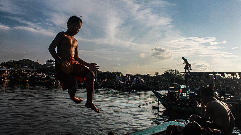 Potret Keseruan Anak-Anak Pesisir Berenang di Tepi Laut Cilincing - Bagian 1