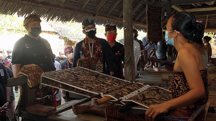 Menteri Sandiaga Uno Pekerjakan Satu Desa Tenganan Bali Buat Kerajinan Tenun - Bagian 2