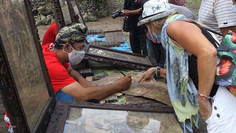 Menteri Sandiaga Uno Pekerjakan Satu Desa Tenganan Bali Buat Kerajinan Tenun - Bagian 4