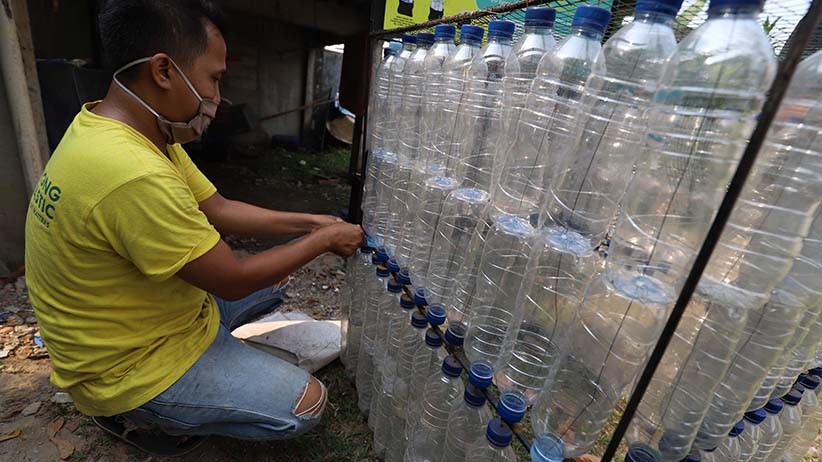 Merakit Botol-Botol Bekas Menjadi Tempat Sampah - Bagian 1