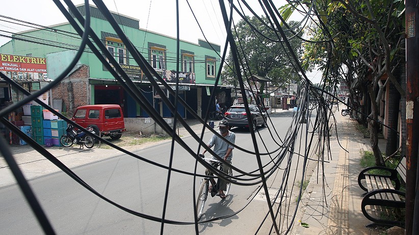 Kabel Semrawut di Pinggir Jalan Ciputat, Warga Terpaksa Menunduk untuk Melintas - Bagian 2