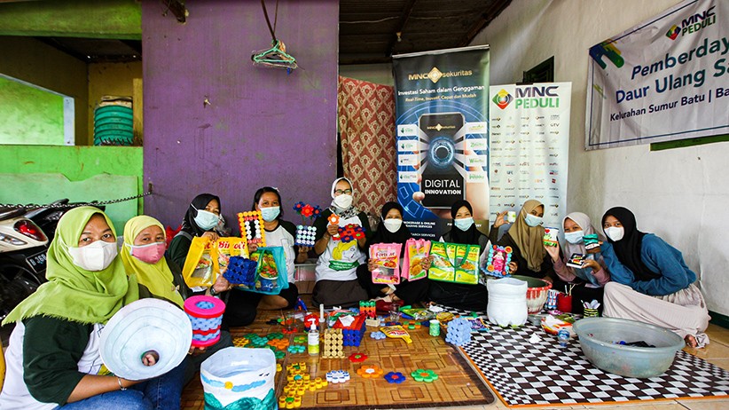 MNC Peduli dan MNC Sekuritas Dukung Warga Bantargebang Olah Sampah Plastik - Bagian 1