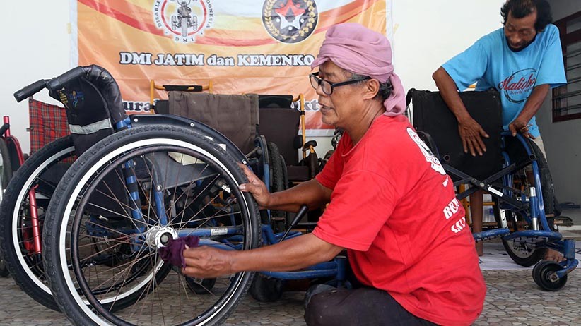 Penyandang Disabilitas Layani Servis Kursi Roda Gratis - Bagian 2