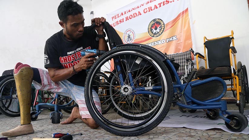 Penyandang Disabilitas Layani Servis Kursi Roda Gratis - Bagian 1