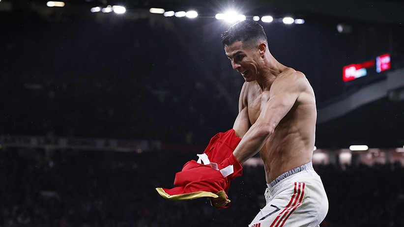 Momen Cristiano Ronaldo Pamer Otot usai Cetak Gol Injury Time - Bagian 2