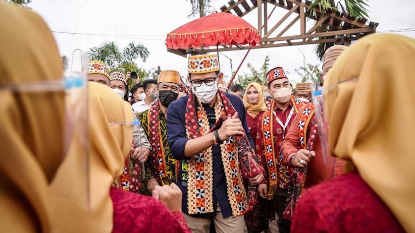 Menteri Pertama Kunjungi Desa Rigis Jaya Lampung, Sandiaga Uno Disambut Antusias Warga - Bagian 2