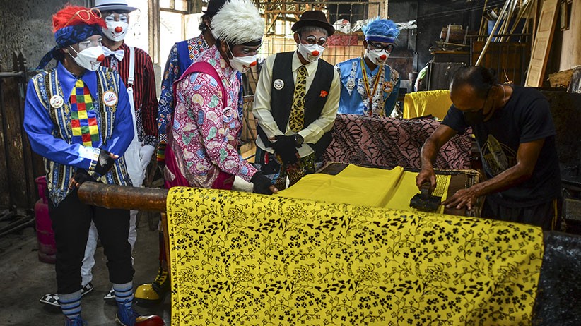 Komunitas Badut Tasikmalaya Peringati Hari Batik Nasional - Bagian 1