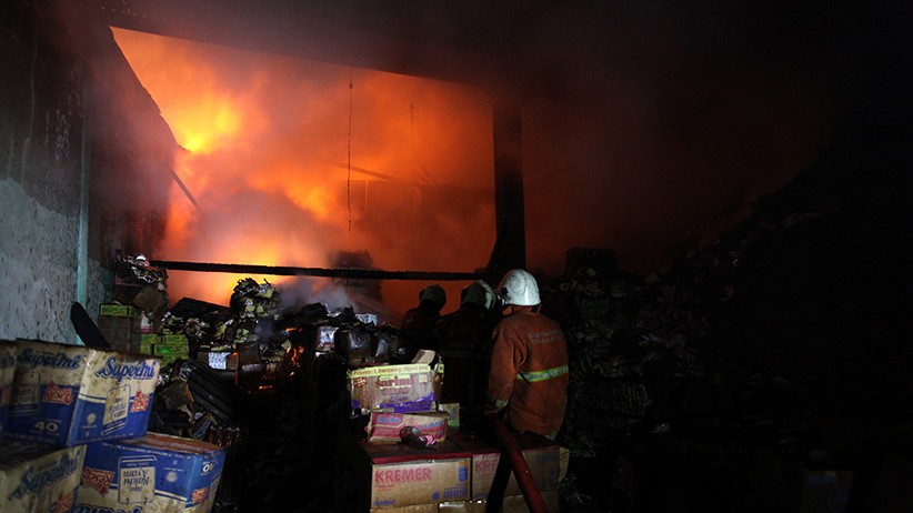Kebakaran Gudang Kayu dan Mi Instan di Surabaya - Bagian 1