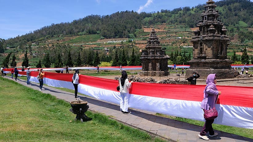 Pembentangan Bendera Merah Putih Sepanjang 1.000 Meter di Kompleks Candi Arjuna - Bagian 1