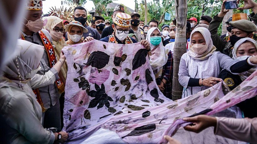 Sandiaga Uno Pekerjakan 5 Remaja Disabilitas Membuat 600 Tote Bag Suvenir G20 - Bagian 1