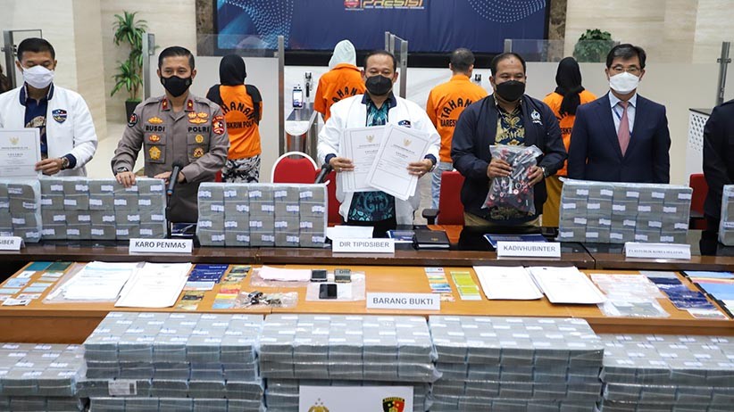 Penampakan Uang Rp29 Miliar Hasil Penipuan, Pelaku Bobol Email Perusahaan - Bagian 1