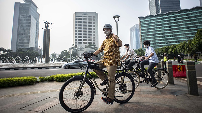 Momen Gubernur Anies Baswedan Pakai Batik Bersepeda di Bundaran HI - Bagian 1