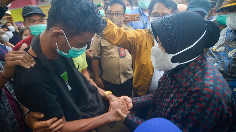 Anak Korban Longsor Padang Pariaman Menangis di Depan Menteri Risma - Bagian 1