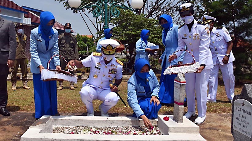 Pangkoarmada II Pimpin Upacara Ziarah di TMP Prawira Reksa Pekalongan - Bagian 1