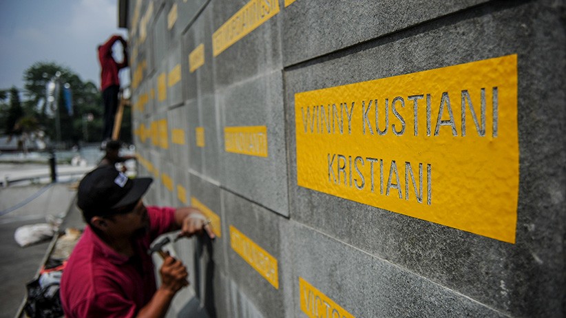 Nama Tenaga Kesehatan yang Gugur Melawan Covid-19 Dipahat di Monumen Gasibu - Bagian 2