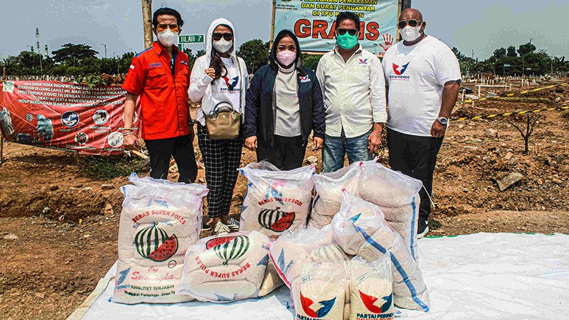 Apresiasi Petugas Pemakaman, Partai Perindo Berikan Sembako di TPU Rorotan - Bagian 4