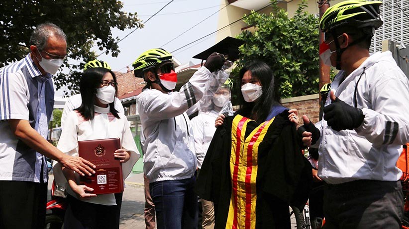 Bikin Kejutan, Rektor Ubaya Gowes ke Rumah Wisudawan Terbaik Bawakan Toga - Bagian 1