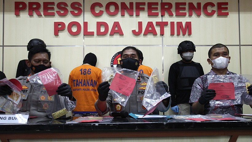 Karyawan di Surabaya Gelapkan 7 Kilogram Emas Batangan  - Bagian 1
