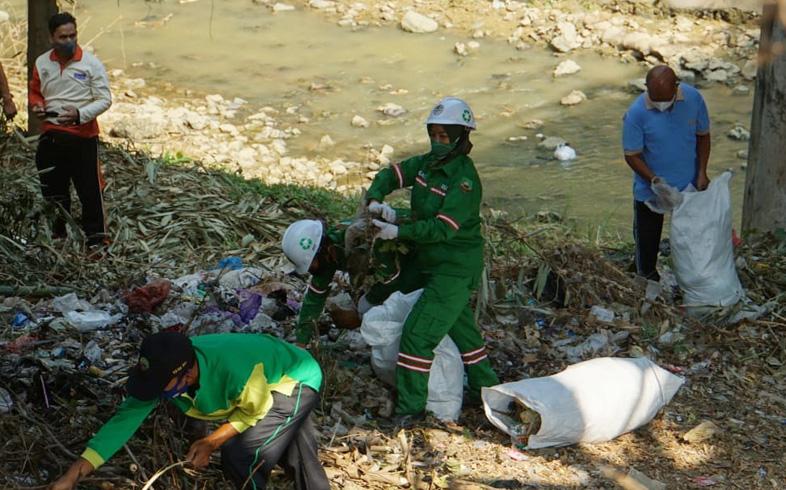 Perempuan Cantik Ini Rela Jadi Satgas Sapu Bersih Sampah Liar, Ini yang Dilakukannya 