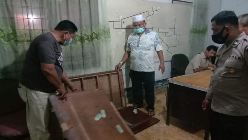 Sering Mati Lampu, Puluhan Warga Ujung Bandar Gerebek Kantor PLN