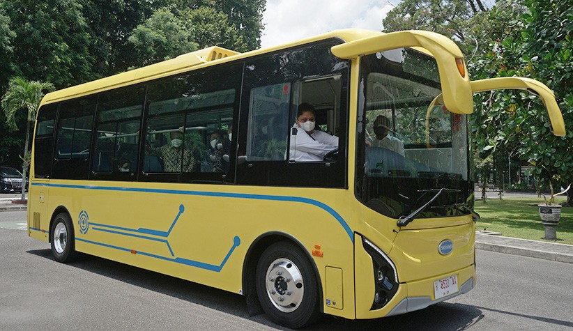 Momen Airlangga Hartarto Kemudikan Bus Listrik untuk Diserahkan ke UGM - Bagian 1