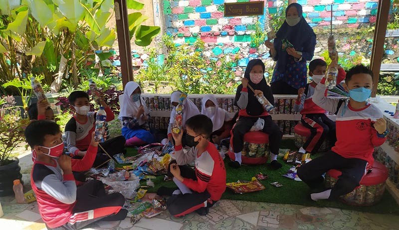 Viral, Murid SD Cianjur Pungut Sampah untuk Dibuat Kursi dan Meja Kerajinan Ecobrick - Bagian 3