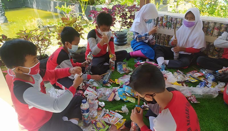 Viral, Murid SD Cianjur Pungut Sampah untuk Dibuat Kursi dan Meja Kerajinan Ecobrick - Bagian 1