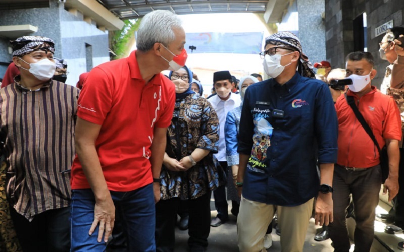 Ganjar Pranowo Disetop Emak-Emak saat Kunjungan ke Sragen, Diminta Beli Dagangan