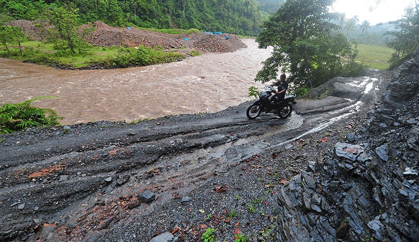 Desa Terisolasi di Jambi Tidak Ada Sinyal, Jalan Bisa Dilewati Motor dengan Ban Khusus - Bagian 2