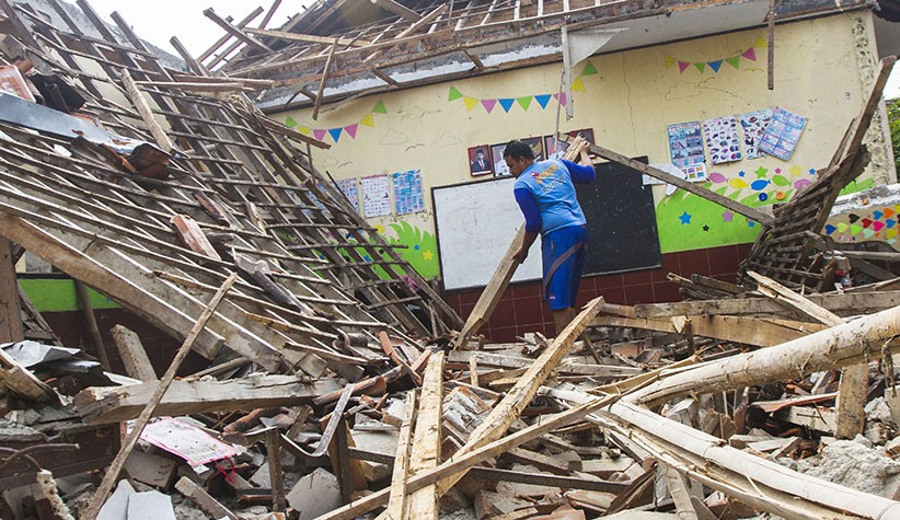 Tidak Terawat, Atap Bangunan Sekolah Ambruk di Karawang - Bagian 1