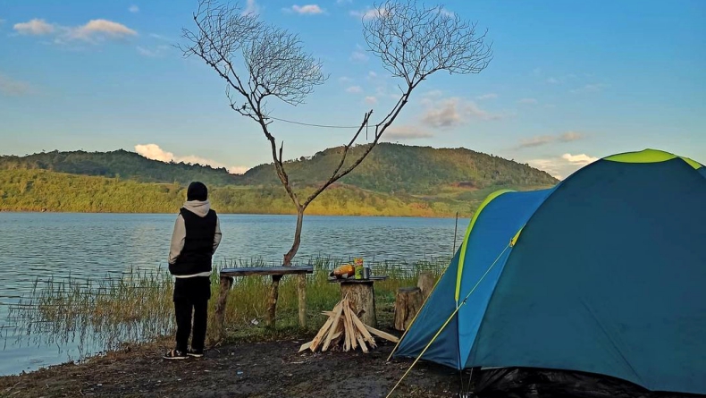 5 Tempat Camping di Sumatera Barat, Nomor 5 Bisa Kemah di Tepi Danau