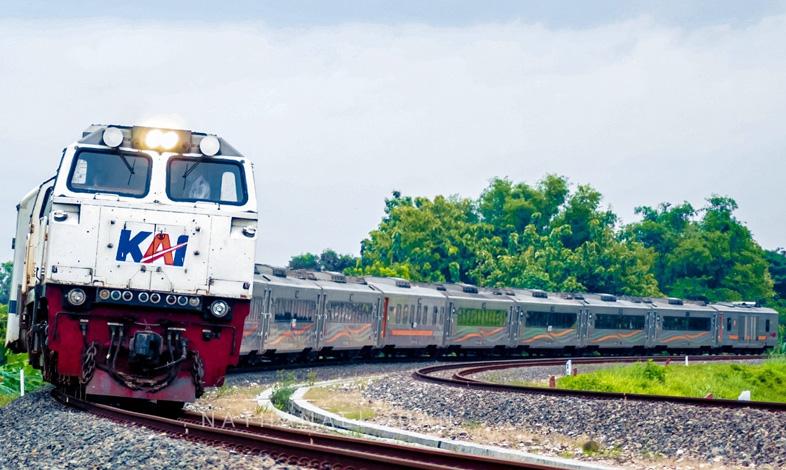 Luapan Sungai Cikeruh Rendam Rel Kereta, Perjalanan KA Terganggu