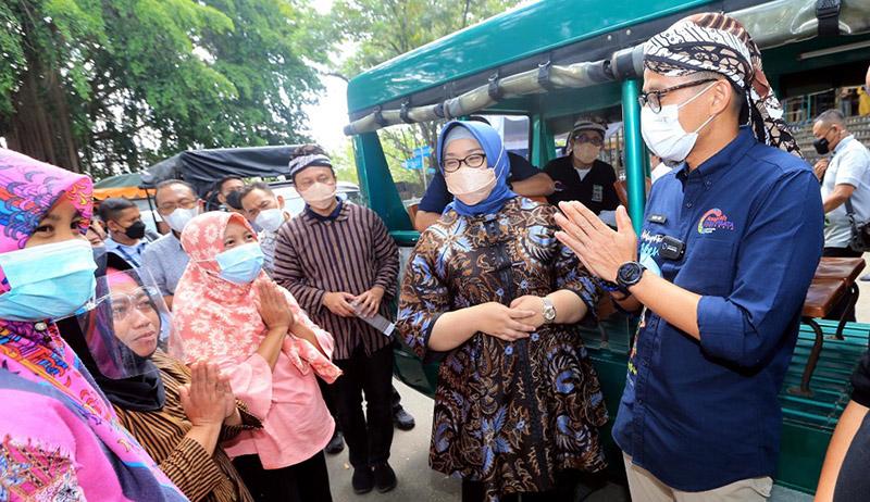 Momen Menteri Sandiaga Uno Dengarkan Keluhan Pedagang di Kawasan Wisata - Bagian 1