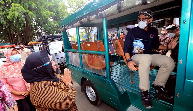 Momen Menteri Sandiaga Uno Dengarkan Keluhan Pedagang di Kawasan Wisata - Bagian 3