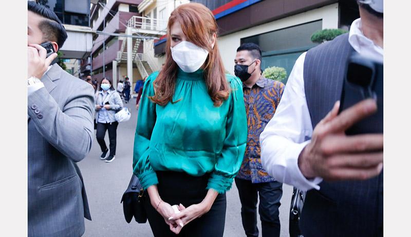 Tamara Bleszynski Berbaju Hijau Lapor Polisi karena Rugi Bisnis Belasan Miliar - Bagian 1