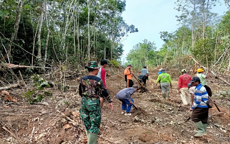 Warga Antusias Bantu Satgas TMMD Bangun Jalan di Musi Rawas