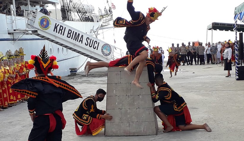 Hadir di Kepulauan Nias, KRI Bima Suci Disambut Tradisi Lompat Batu - Bagian 1