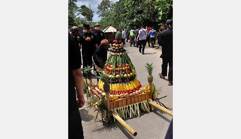 Satu Kampung Cikakak Berjalan Jauh Turun Gunung demi Sambut Menteri Sandiaga Uno - Bagian 5