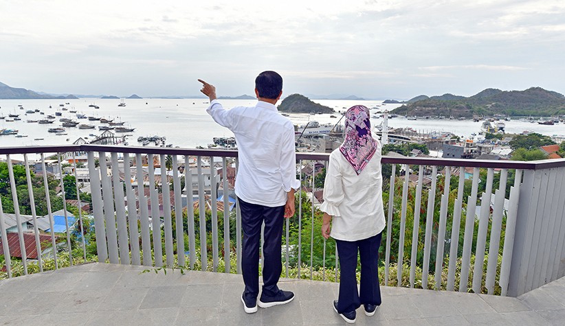 Momen Presiden Jokowi dan Ibu Negara Lihat Keindahan Labuan Bajo dari Puncak Waringin - Bagian 1