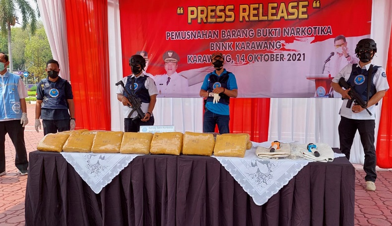 Gerebek Rumah, BNN Karawang Temukan 2 Karung Ganja, Pemilik Kabur