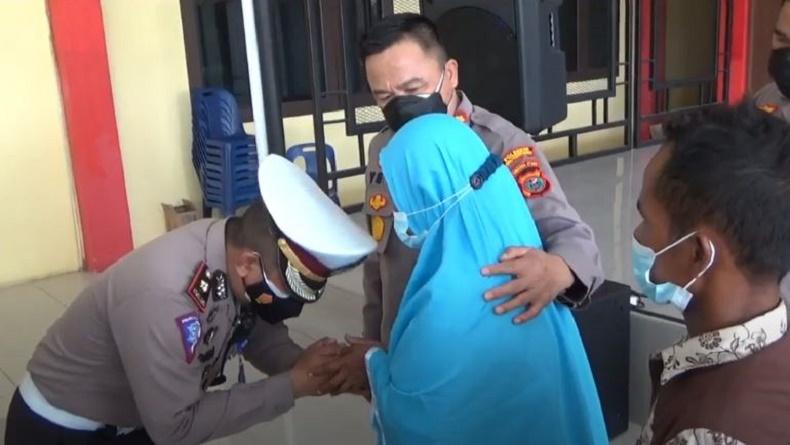 Rangkul Ibu Korban, Kapolresta Deliserdang Minta Maaf usai Viral Anggota Pukul Warga